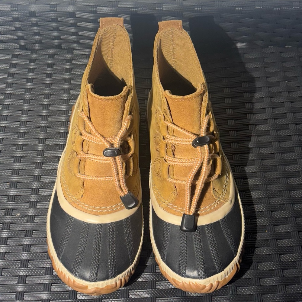 SOREL kids size 4 winter boots elk tan and black